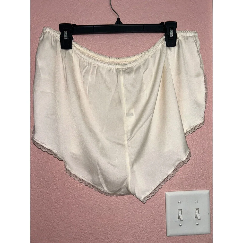 Anthropologie LyreBird Womens Rosette Embellished Silky Dolphin Short size L NWT - Picture 6 of 11